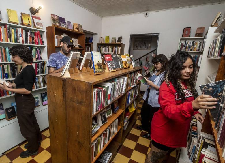 Librerías independientes de Medellín abrirán hasta la medianoche con actividades culturales gratuitas durante la primera edición de la Noche de Librerías. FOTO Jaime Pérez Munévar.