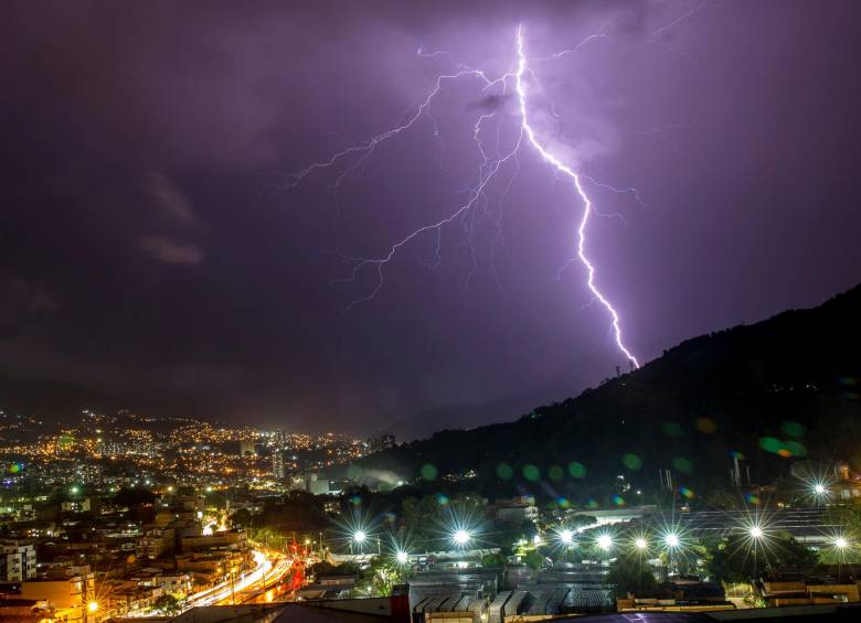 La potencia de un rayo puede ser de hasta 10 millones de voltios. Un tomacorriente común llega apenas hasta 110 o 120 voltios. FOTO Juan Antonio Sánchez