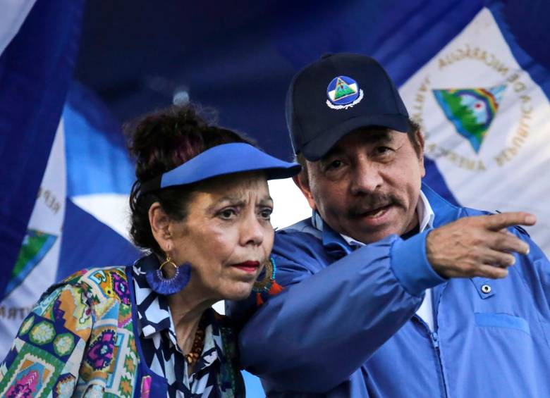 El régimen de Daniel Ortega en Nicaragua, apoyado por su esposa Rosario Murillo, le declaró la guerra a la iglesia católica. Ordenó el cierre de universidades y medios ligados a esa filial religiosa. Y encarceló curas. FOTO afp