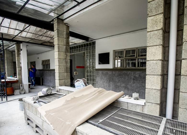 En el centro de salud se ve una cuadrilla de obreros aunque en el papel la unidad debería estar abierta al público. Foto: Jaime Pérez Munévar