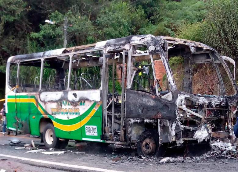 Así quedó el bus después de la colisión y el incendio. No se reportaron pasajeros o conductor lesionados. FOTO: CORTESÍA DE DENUNCIAS ANTIOQUIA.