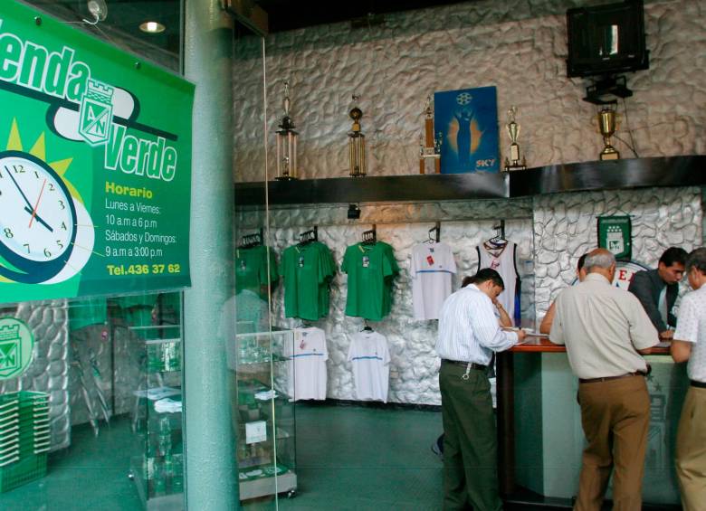 Asesores de la Tienda Verde aseguran que el movimiento no ha sido tan fuerte como el año pasado, pero los clientes siguen llegando y los turistas se han convertido en compradores frecuentes. FOTO EL COLOMBIANO