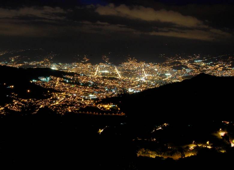La idea es que de 8:30 p.m. a 9:30 p.m. apague las luces de su casa. FOTO Archivo El Colombiano