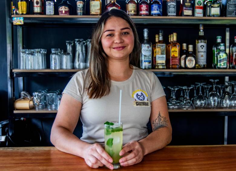 Con coctelería, cocina artesanal y un servicio cercano, La Herradura se ha convertido en un referente gastronómico en Abriaquí. FOTO Julio César Herrera.