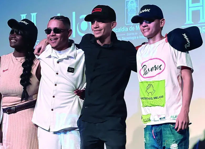 Marcela Cuesta, Juan Sebastián Orozco (de gafas) y Alejandro Henao (de blanco, a la derecha) son los protagonistas del documental que se empezará a emitir desde este 29 de abril. FOTO cortesía Alcaldía de Medellín.