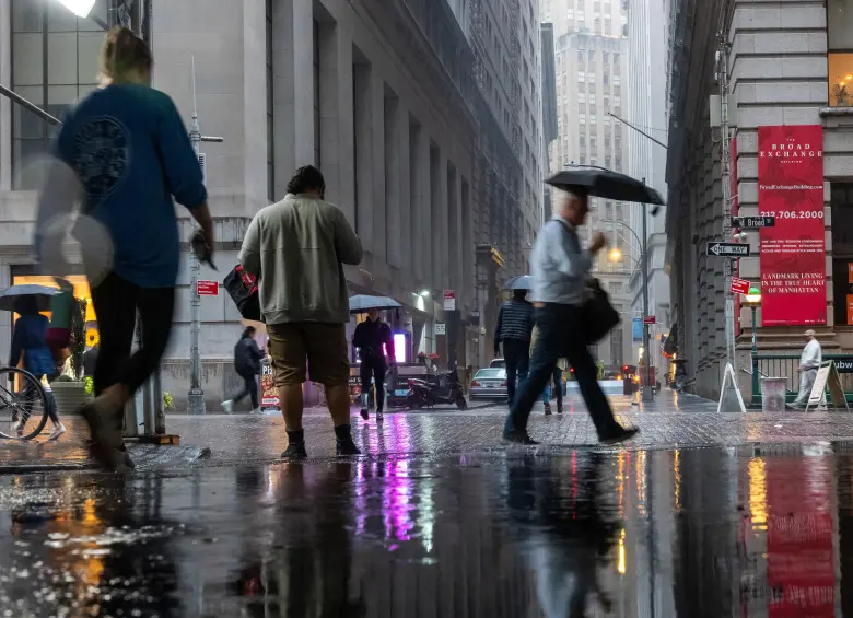 La lluvia libera iones negativos, purifica el aire y activa zonas del cerebro asociadas con la memoria y las emociones. FOTO AFP