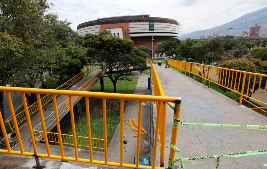 Este es el panorama que se registro hoy después del trabajo de los trabajadores oficiales de la Secretaria de Infraestructura de Medellín. Foto: Edwin Bustamante