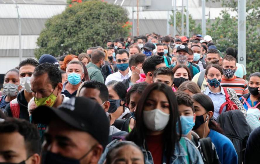 Desde Caribe hasta Niquía hubo confusión y aglomeraciones por los pasajeros que esperaban llegar a sus lugares de trabajo y estudio. Foto: Edwin Bustamante