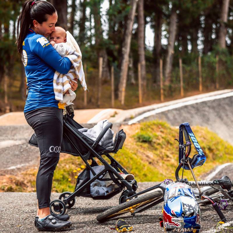 Mariana Pajón y su Théo, su gran motivación ahora para seguir dejando huella en el bicicrós mundial. FOTO Felipe Cano @pipecano_photo