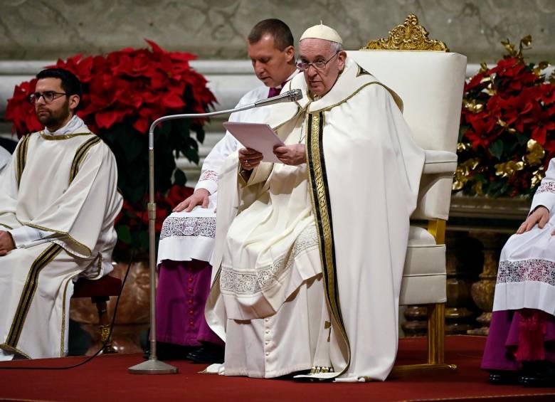 Pese a sus problemas de salud, que lo obligaron a permanecer sentado, Francisco presidió la tradicional misa de Gallo. FOTO EFE