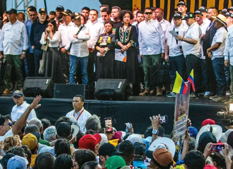 En junio pasado, el presidente Gustavo Petro y la mayor parte de su gabinete encabezaron un evento público en La Alpujarra de Medellín, en el que compartieron tarima con los líderes de bandas. FOTO El Colombiano