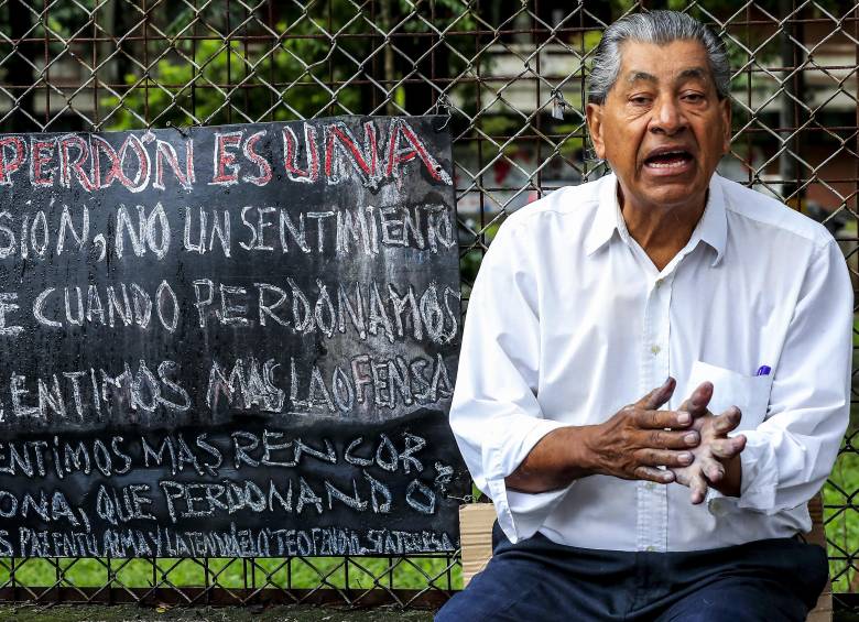 Miguel Valencia estuvo durante más de 50 años contando las noticias con tiza a las afueras de la Universidad de Antioquia Foto: Jaime Pérez Munévar