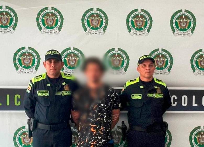 A este hombre lo capturaron al señalarlo de incendiar la motocicleta en el barrio Moravia. FOTO: CORTESÍA POLICÍA METROPOLITANA