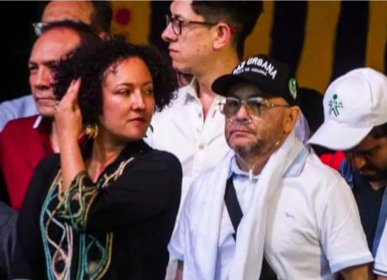 Isabel Zuleta junto a José Leonardo Muñoz Martínez, alias Douglas, durante el ‘tarimazo’ en La Alpujarra, en Medellín. FOTO: EL COLOMBIANO