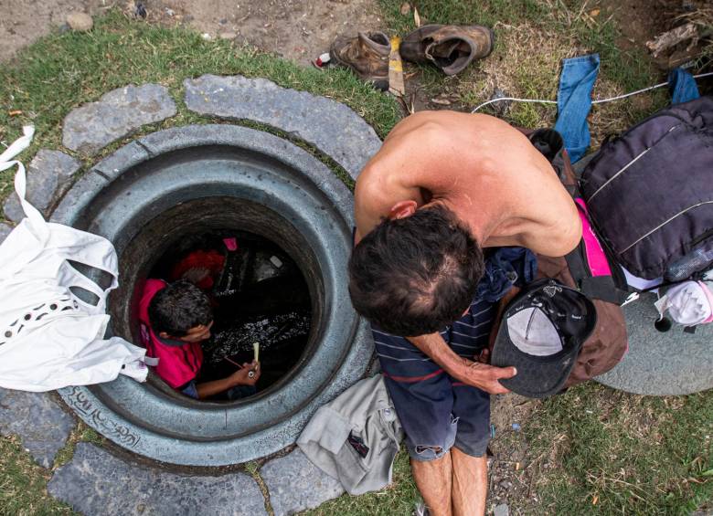 Los cálculos de la Alcaldía es que Medellín hay 8.000 habitantes de calle. Los procesos de resocialización son complejos, en buena medida, porque el arraigo de muchos de ellos está fuera de la ciudad. FOTO julio herrera