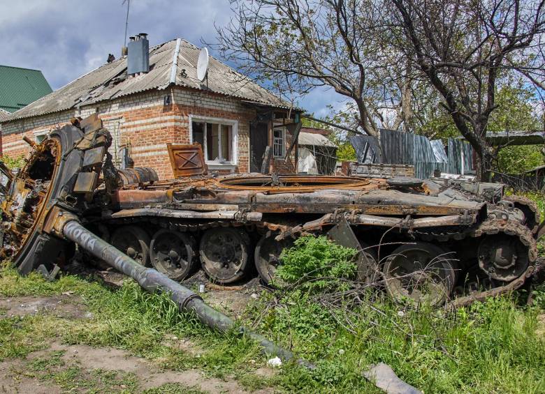 Tanques de guerra destruidos forman parte del paisaje en los territorios ucranianos atacados por Rusia. FOTO: AGENCIA EFE.