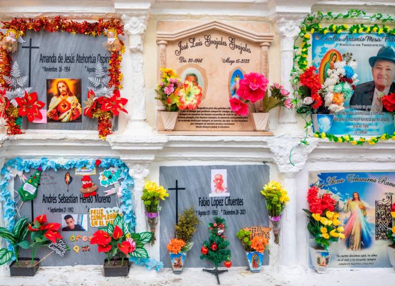 Las familias van al San Pedro y decoran las tumbas de sus familiares. FOTO CAMILO SUÁREZ