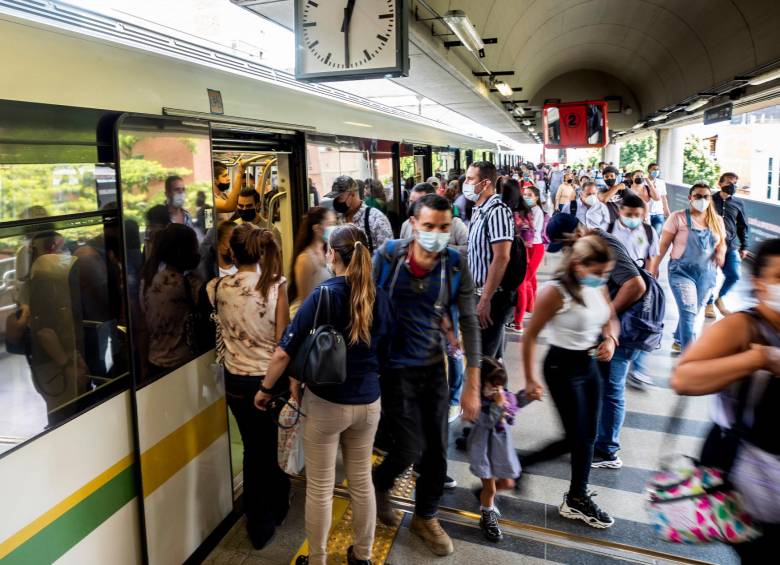 El Metro dice que no se le mide a los vagones preferenciales y que una solución real es escalonar los horarios de las empresas. FOTO camilo suárez
