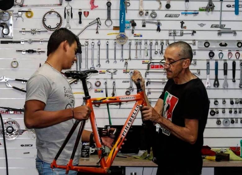 Acá Javier Ignacio en bicicletas Pesicolo donde los corredores llegaban a buscar ayuda para arreglar sus ciclas o simplemente para compartir y escuchar las anécdotas de la leyenda del ciclismo. FOTO TOMADA @BICICLETASPESICOLO