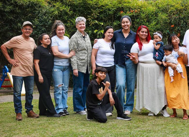 El pastor Brian Miller trabaja con un grupo de voluntarios en Caldas, Antioquia, para ayudar a mujeres embarazadas en contextos vulnerables. FOTO: Manuel Saldarriaga.