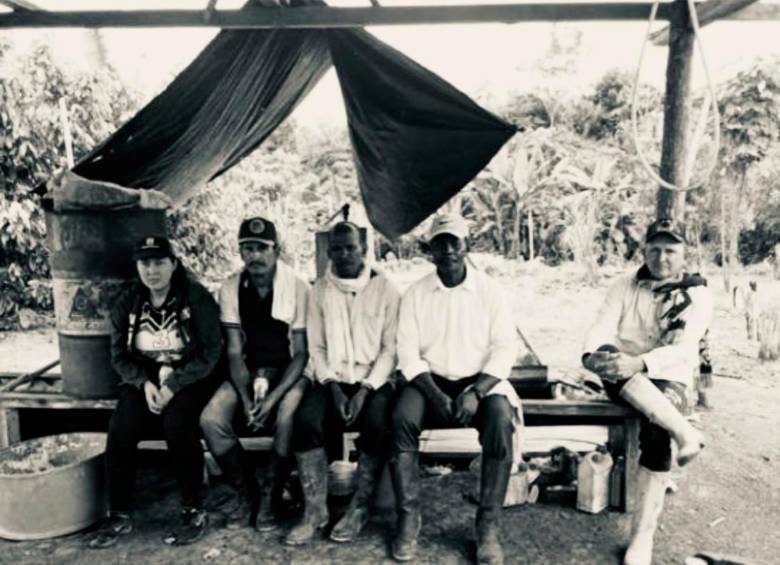 La última foto que se conoció en vida de las ocho víctimas de la reciente masacre de las disidencias de Farc en Calamar, Guaviare. FOTO cortesía