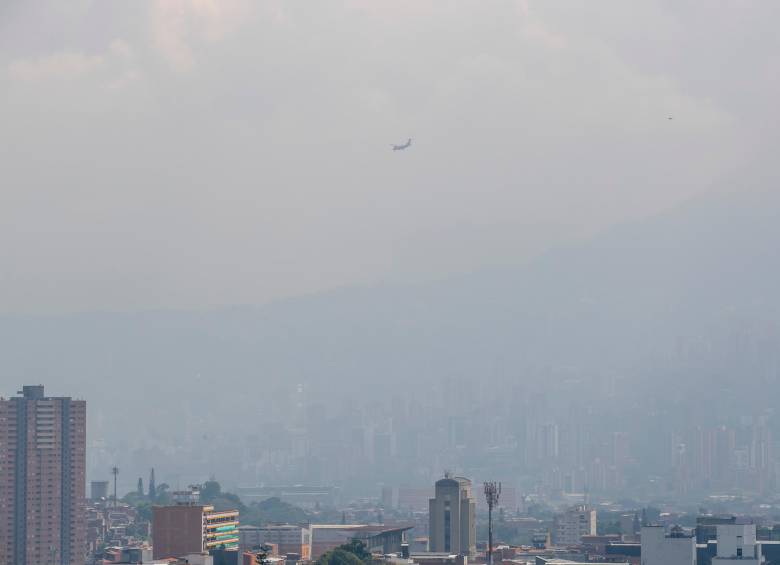 Desde el 17 de febrero el Valle de Aburrá se encuentra en episodio de contaminación atmosférica. A pesar de las lluvias, varios días las estaciones se han acercado al umbral considerado como de aire nocivo para la salud. FOTO: Juan Antonio Sánchez