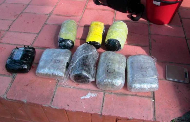 Estos fueron los paquetes de droga que los traficantes lanzaron a El Pedregal en 2020, y que fueron recuperados en el sitio por algunos vigilantes. FOTO: CORTESÍA.
