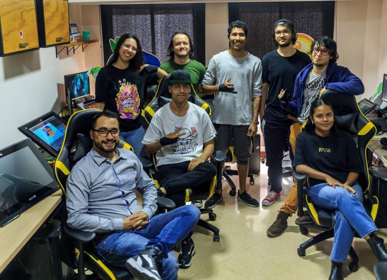 Arriba y al medio: Integrantes del estudio de animadores de Bombillo Amarillo. Abajo: de Pipeline Studios de la Institución Universitaria Pascual Bravo. Fotos: Camilo Echeverry y Jaime Pérez.