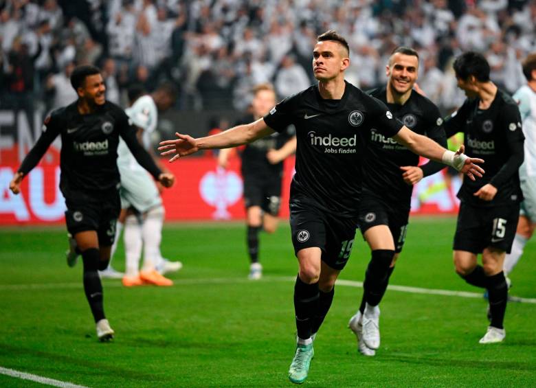 Borré es uno de los jugadores más queridos por la afición del Eintracht Frankfurt. Suma 10 goles en la temporada. FOTO Getty