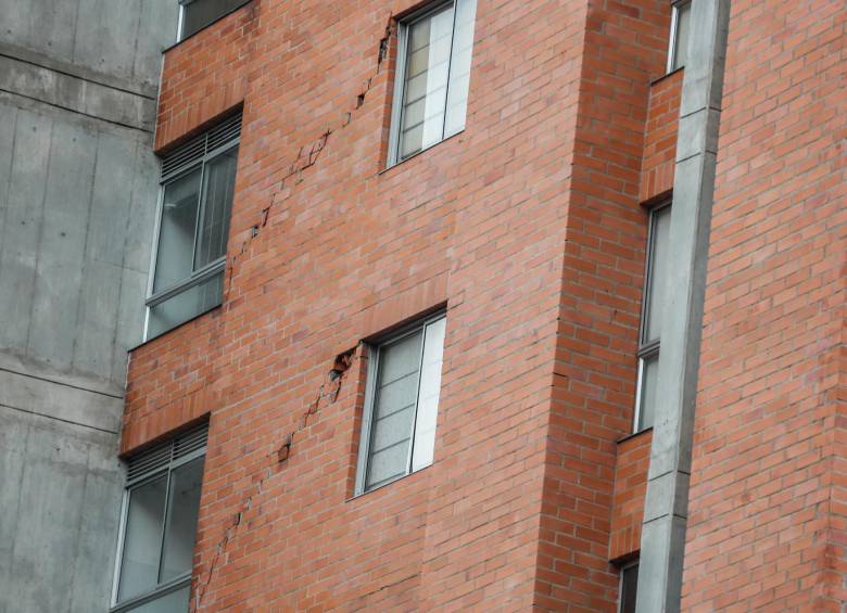 Agrietamiento por fallas estructurales en el edificio Bernavento en la Loma los Bernal. Imagen de 2018. FOTO: EL COLOMBIANO