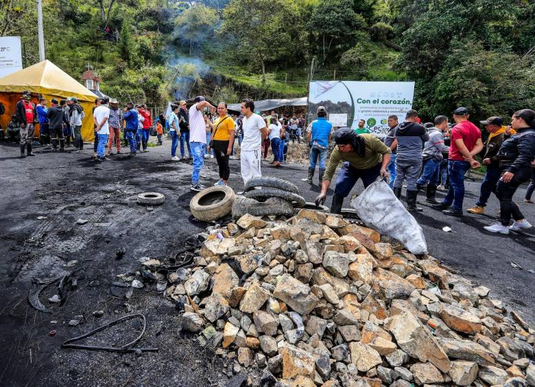 La Gobernación de Antioquia aseguró que se han agotado todas las alternativas para disolver la protesta. FOTO jaime pérez