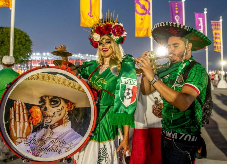 Los hinchas de México son algunos de los que han llegado a Qatar para animar a su selección con sus respectivos atuendos alusivos a su cultura. FOTO: JUAN ANTONIO SÁNCHEZ 