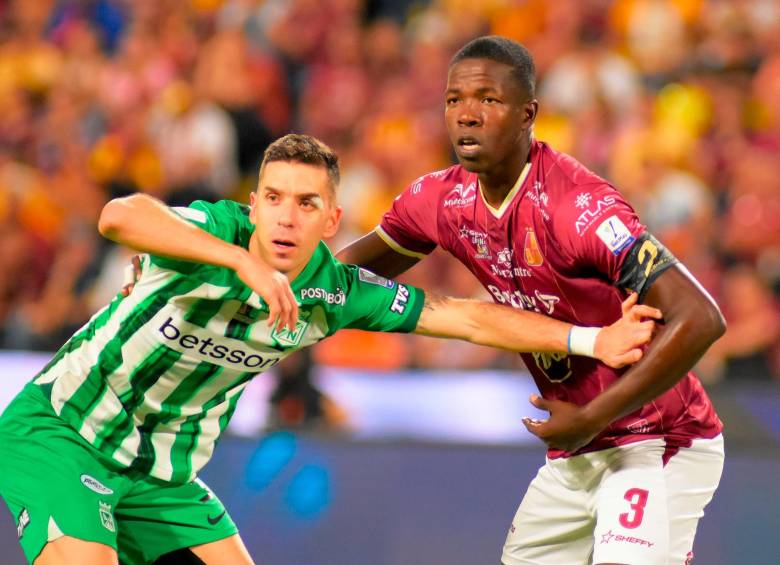 En la imagen aparecen el defensor de Atlético Nacional, Felipe Aguirre, frente al defensor del Tolima, Julián Quiñónes. FOTO COLPRENSA