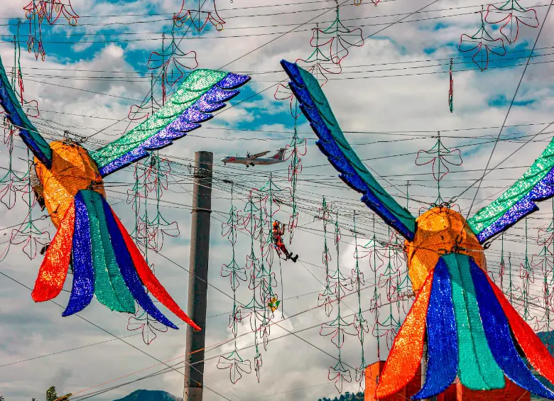 Personal de EPM avanza en la instalación de todas las decoraciones para los alumbrados de este año.