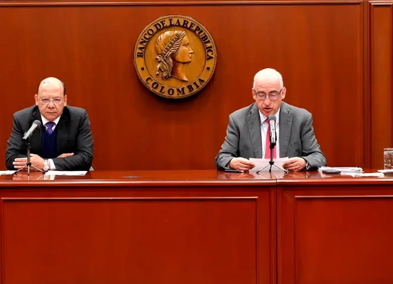 El ministro de Hacienda, Germán Ávila (izq.) y el gerente del Banco de la República, Leonardo Villar, explicaron la decisión de tasas de interés tomada hoy. FOTO tomada de YouTube