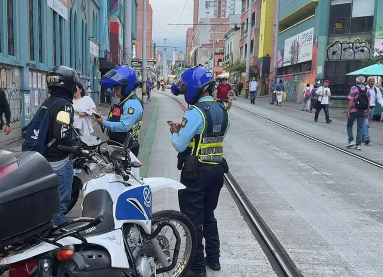 Los operativos de las autoridades de tránsito en los carriles exclusivos del Tranvía y el Metroplús han aumentado el 34%. FOTO: CORTESÍA