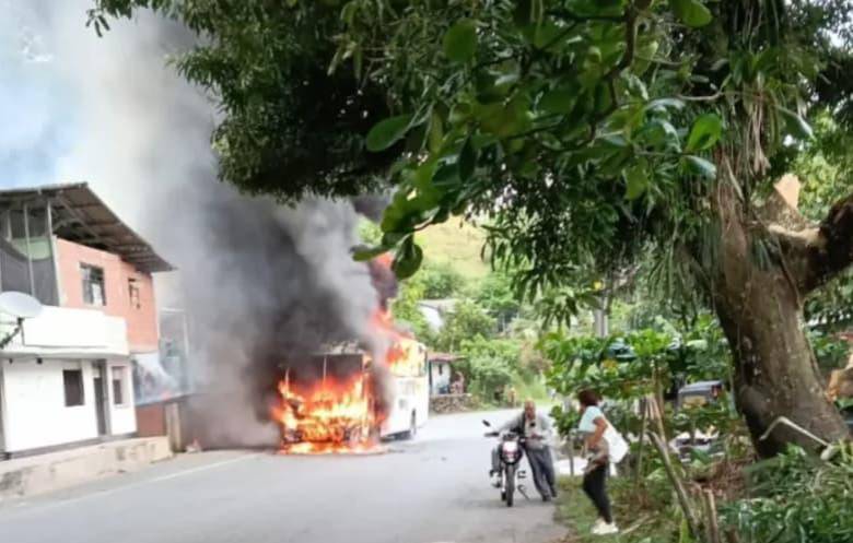 Bus de la empresa Coonorte que cubría la ruta entre Medellín y la Costa Atlántica fue quemado por delincuentes del ELN. FOTO: CORTESÍA