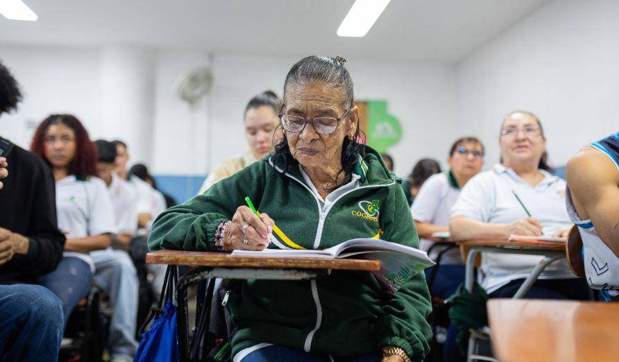 Una de las alumnas de CLEI en uno de los colegios de la ciudad de Medellín. FOTO: Cortesía
