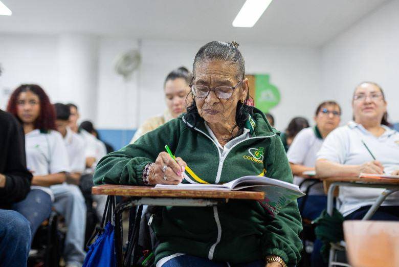 Una de las alumnas de CLEI en uno de los colegios de la ciudad de Medellín. FOTO: Cortesía