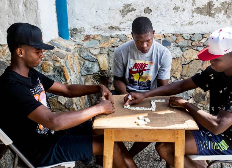 Uno de los pasatiempos es jugar dominó. Esteban Caicedo (gris), Fabián Caicedo (gorra negra) y Jhon Banguera (gorra blanca). FOTO jaime pérez 