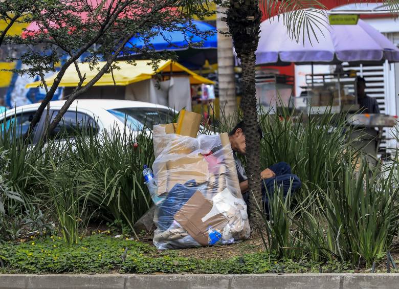 El corredor verde la Avenida Oriental, se ha convertido en el “hogar” y baño de muchos de los habitantes de calle de Medellín . Foto: Jaime Pérez Munévar.
