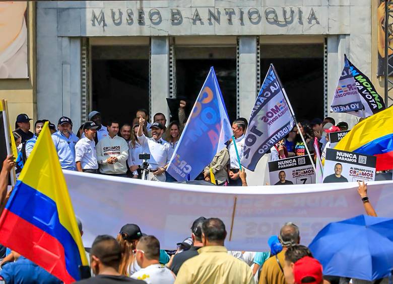 El candidato presidencial Abelardo de la Espriella durante el mitin en la Plaza Botero. FOTO Camilo Suárez