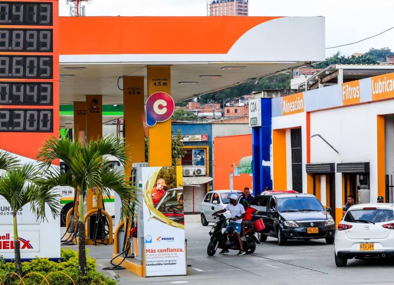 Para enero de 2023, el precio de venta al público de la gasolina corriente en Medellín es de $10.460 por galón, y en ACPM (diésel) es de $9.372 por galón. FOTO jaime pérez