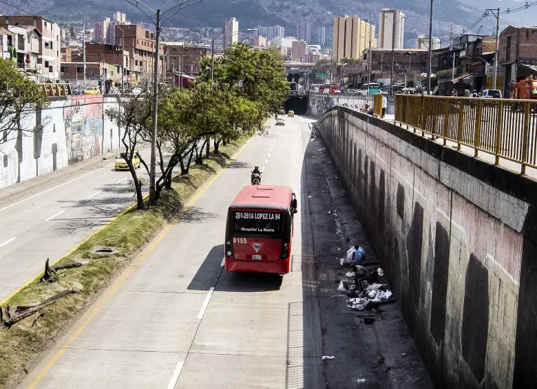 En este sector se produjo el hallazgo del cuerpo sin vida de esta persona, a quien abandonaron en una nevera junto a uno de los basureros que crean los propios habitantes de calle que se mantienen en el circuito entre el Bronx y la glorieta de La Minorista. FOTO: JAIME PÉREZ