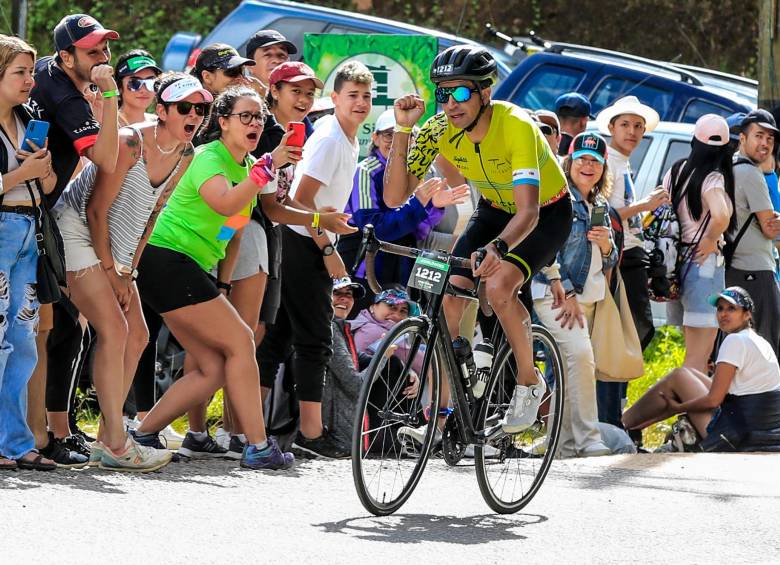 El Triatlón Internacional en El Peñol resultó fascinante. No solo los deportistas gozaron, también los cientos de aficionados que se hicieron presentes para disfrutar la fiesta deportiva. FOTOS JAIME PÉREZ