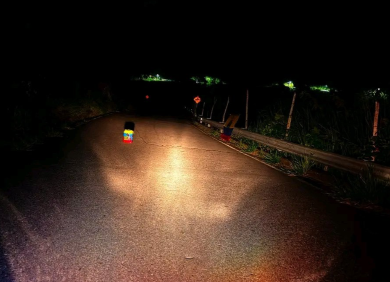 El cilindro fue hallado en medio de la carretera, a 3,8 kilómetros de Ituango. Foto: cortesía.