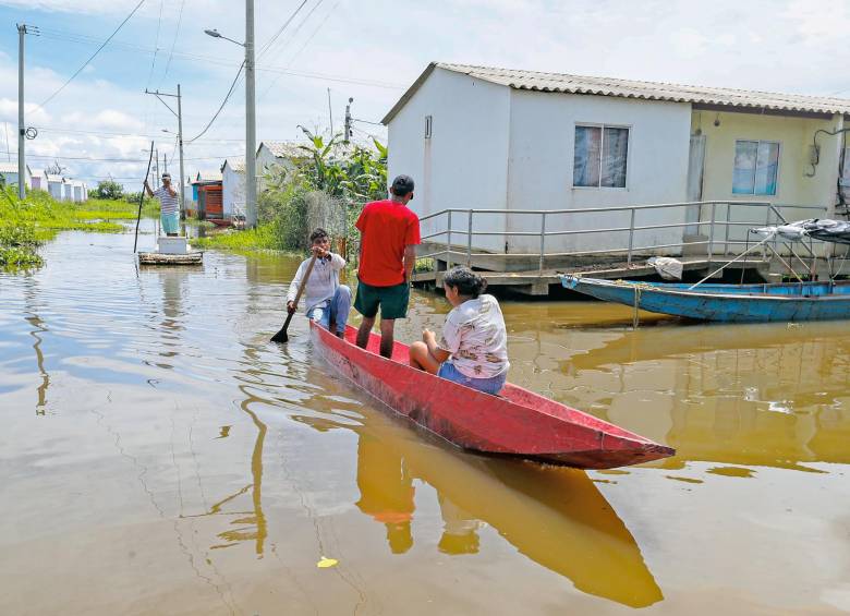En el barrio Polvo Alzado, de Sucre Sucre, los vecinos pagan $1.000 para entrar a sus casas en canoa. FOTO Manuel Saldarriaga