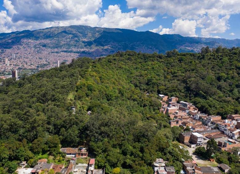 El cerro El Volador figura con dos matrículas inmobiliarias en el inventario de bienes. FOTO MANUEL SALDARRIAGA