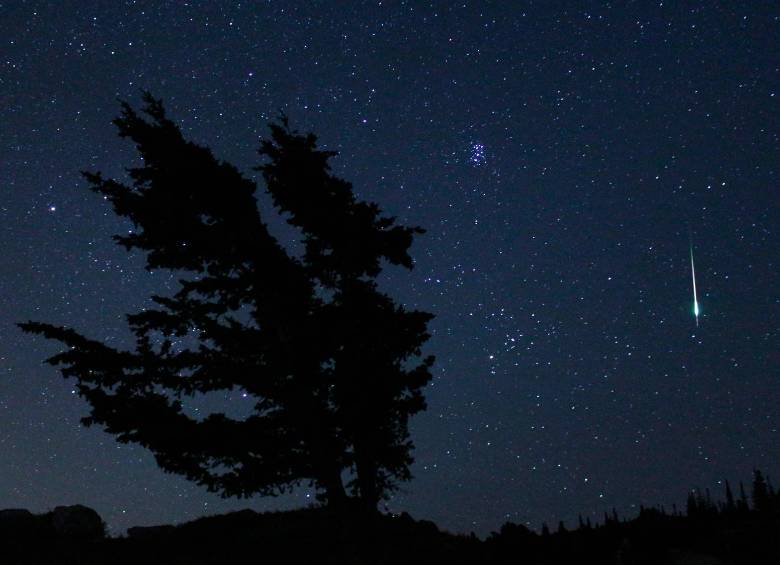 Las estrellas fugaces son pedazos de material espacial pequeño que, debido a la fricción, al calor y a la velocidad con la que entran, se convierten en vapor en la atmósfera. FOTO Nasa