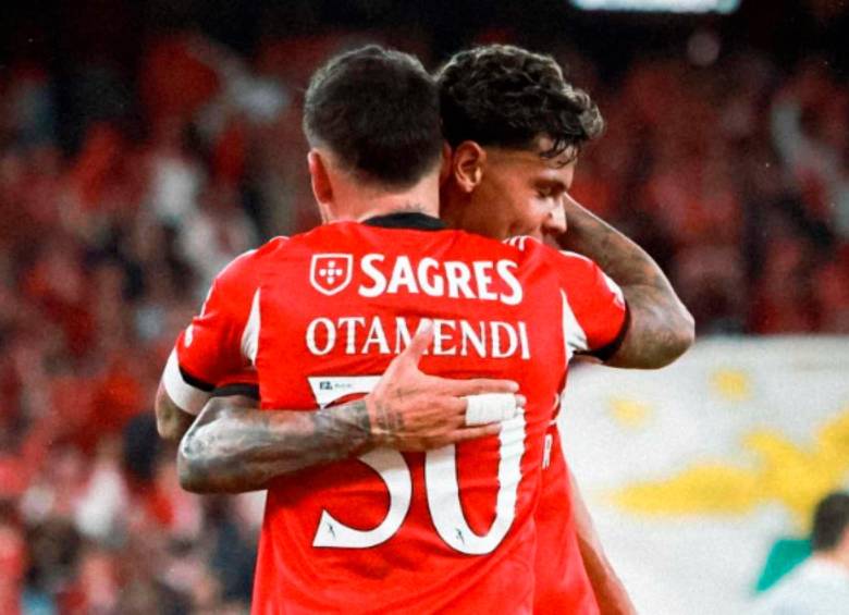 El antioqueño Richard Ríos celebra con Nicolás Otamendí el gol del argentino en la victoria del Benfica. FOTO TOMADA X @SLBenfica